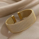 Elegant flettet netarmbånd med åbent design